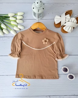 تیشرت آستین چین دار نسکافه ای طرح تک گل برجسته