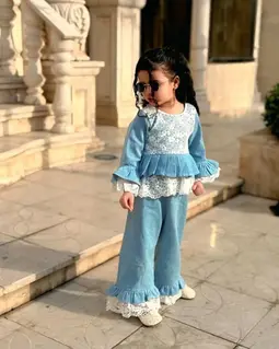 ست بلوز و شلوار گیپور و جین آبی طرح پاچین گیپوری ستاره