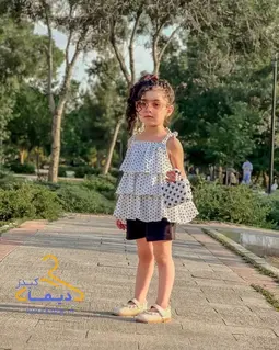 ست تاپ و شلوارک سفید طرح چین طبقه ای توپی مشکی 