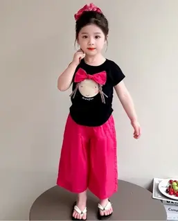 ست تیشرت و شلوار مشکی سرخابی طرح دختر گیس بافت پاپیونی