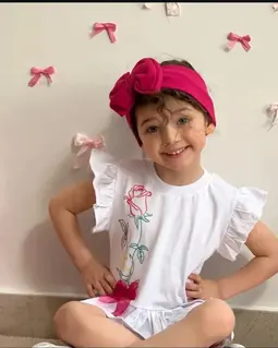 ست تیشرت و شلوارک سفید سرخابی طرح شاخه گل رز