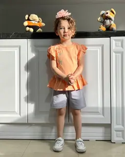 ست تیشرت و شلوارک هلویی طوسی طرح شاخه گل رز