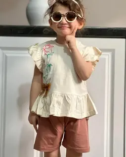 ست تیشرت و شلوارک کرم شکلاتی طرح شاخه گل رز