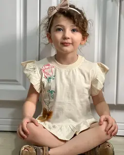 ست تیشرت و شلوارک کرم شکلاتی طرح شاخه گل رز