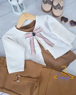 ست کت جلو باز و تاپ سفید نسکافه ای طرح گل سینه پاپیون دار