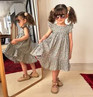 پیراهن یقه خشتی طوسی طرح برگ و گلبرگ آستین فرشته