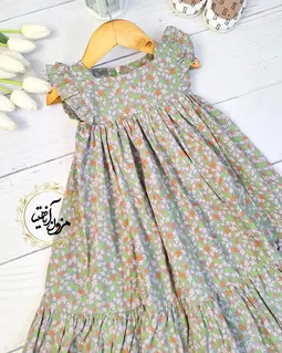 پیراهن یقه خشتی طوسی طرح برگ و گلبرگ آستین فرشته