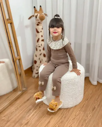 ست بلوز و شلوار کبریتی نسکافه ای طرح یقه چین گلدار