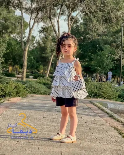 ست تاپ و شلوارک سفید طرح چین طبقه ای توپی مشکی 