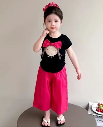 ست تیشرت و شلوار مشکی سرخابی طرح دختر گیس بافت پاپیونی