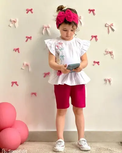 ست تیشرت و شلوارک سفید سرخابی طرح شاخه گل رز