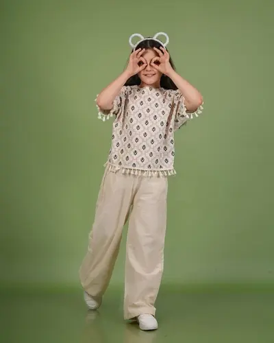 ست کراپ و شلوار لینن کرم طرح سنتی